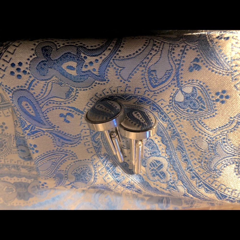 Neck tie, cuff links and pocket square to match